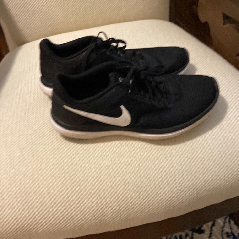 Women’s Nike tennis shoes size 8